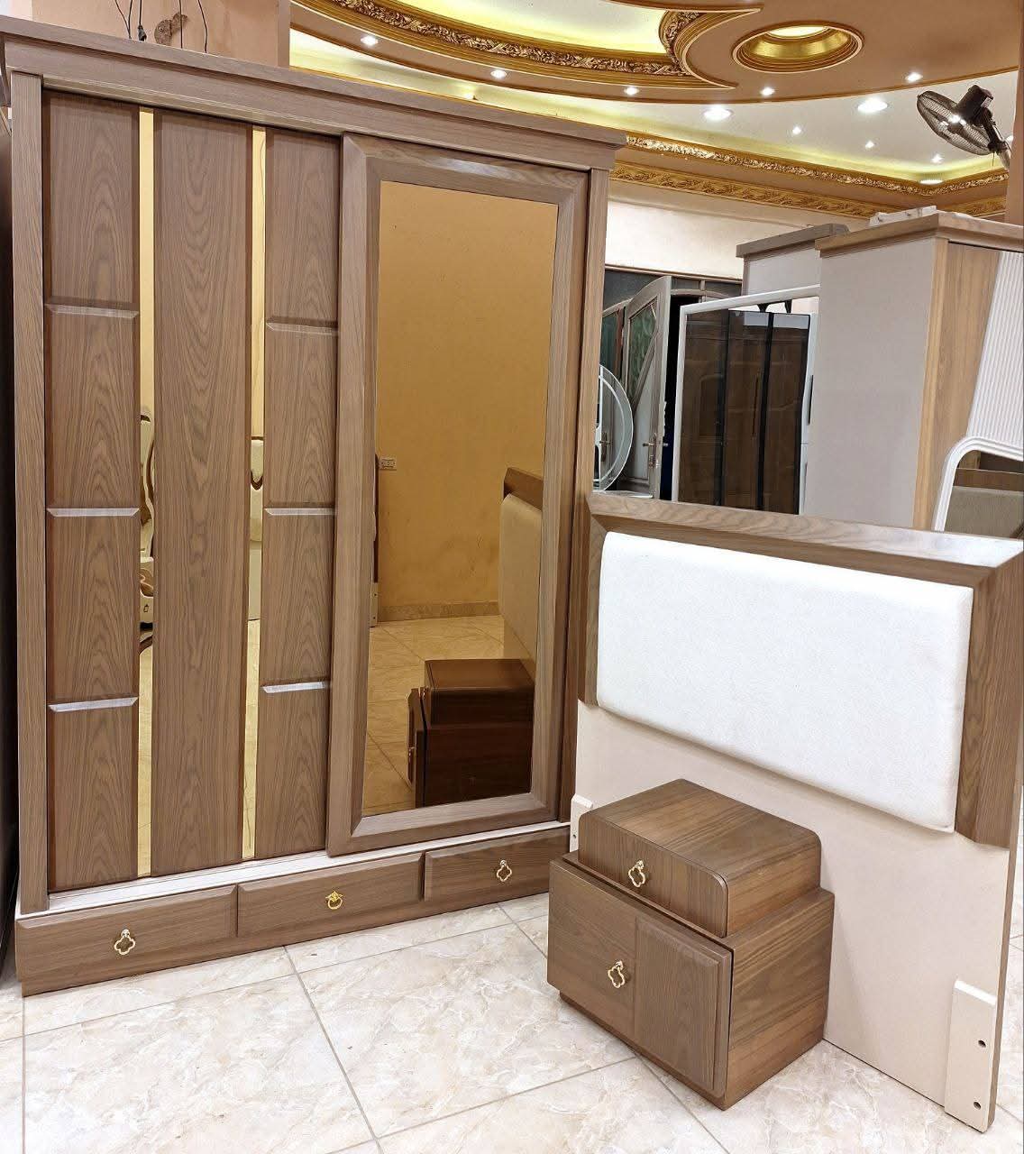 دولاب خشبي بأبواب سحاب ومرايا